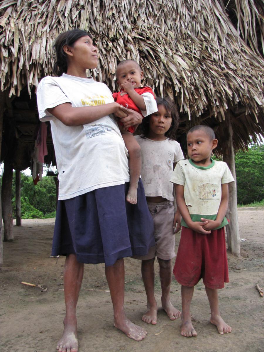 Mujer jitnú con sus hijos.