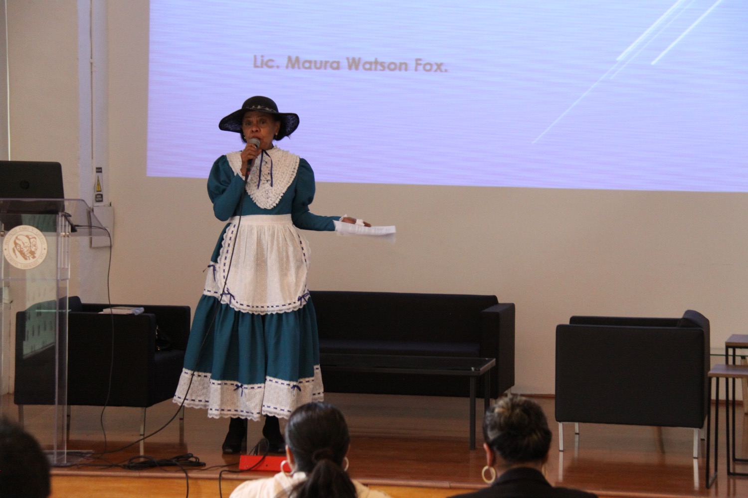 Mujer con traje típico de isleños de San Andrés.