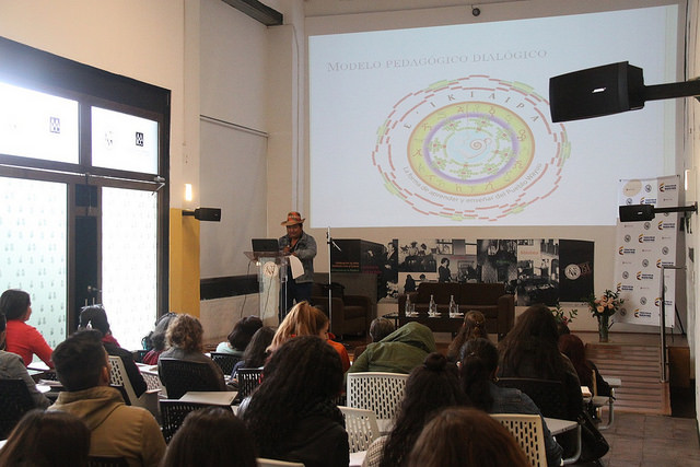 Imagen de charla en auditorio.