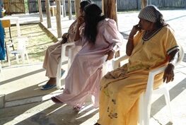 Mujeres wayuu sentada en reunión