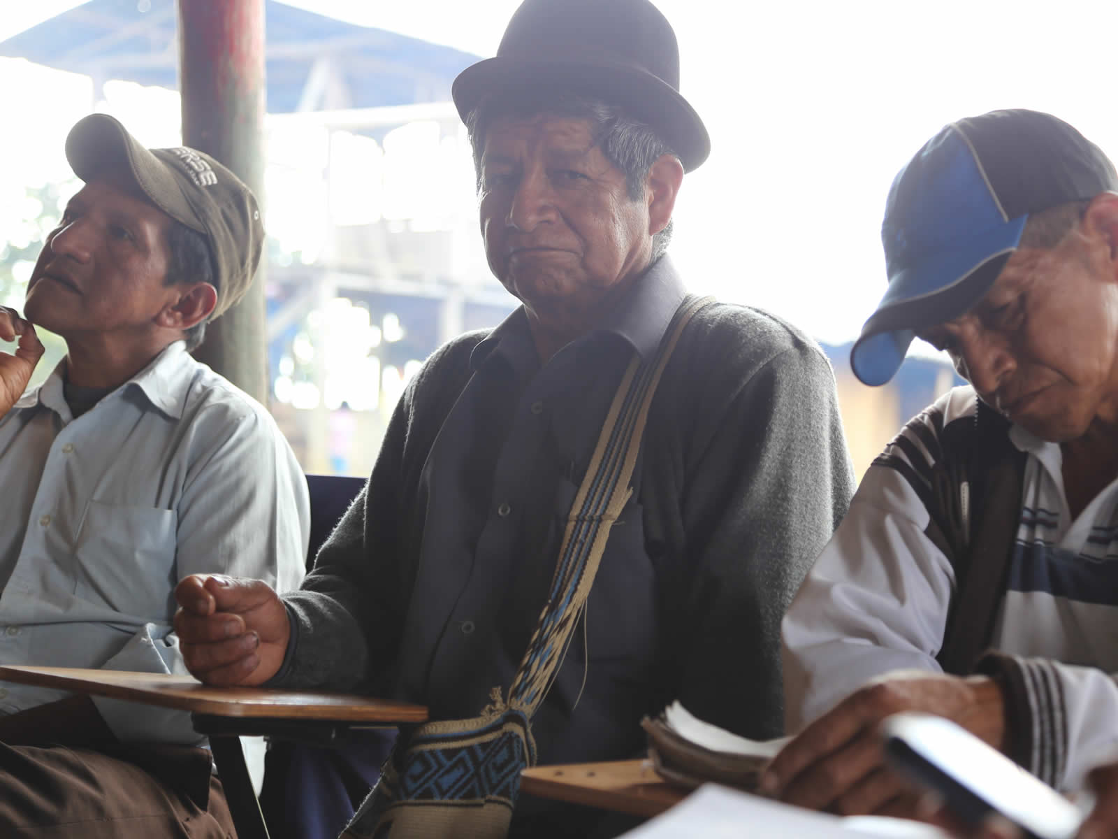 Indígenas Misak en reunión